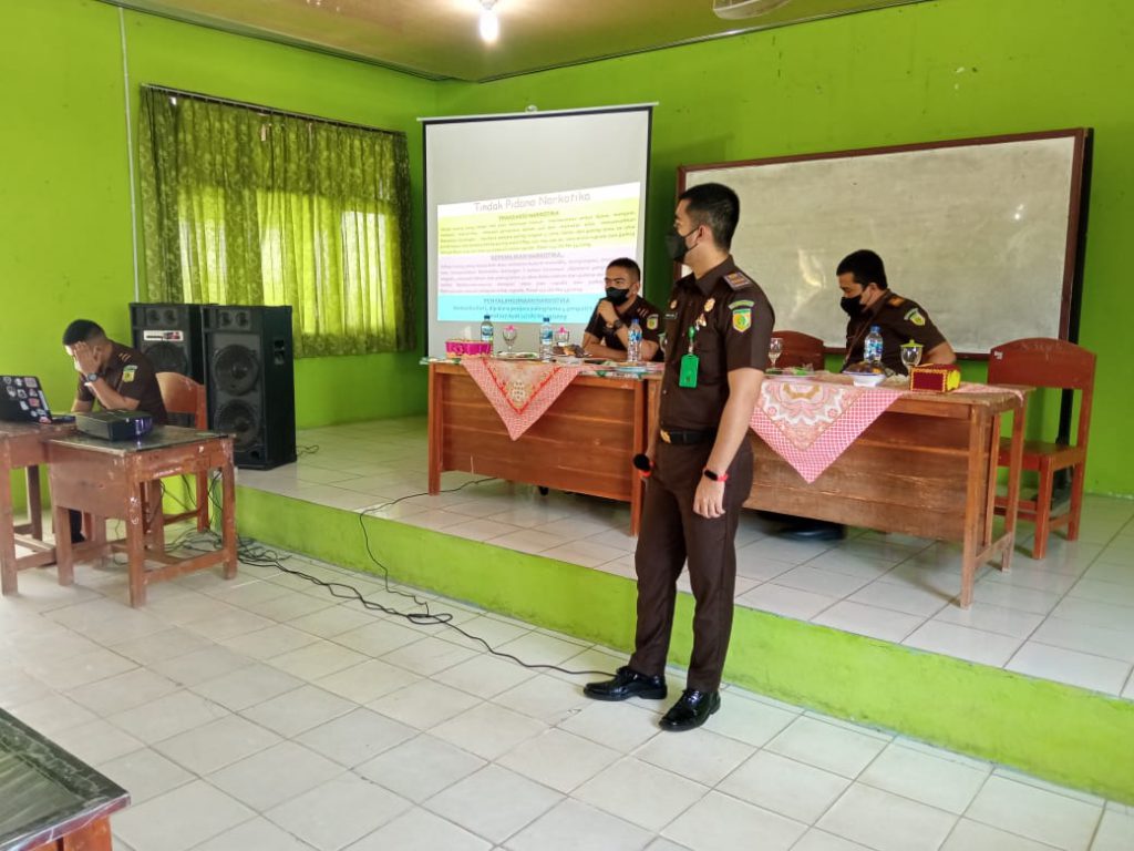 Sejumlah Jaksa dari Kantor Kejaksaan Negeri Datangi MAN 1 Pringsewu Sejumlah Jaksa dari Kantor Kejaksaan Negeri Datangi MAN 1 Pringsewu