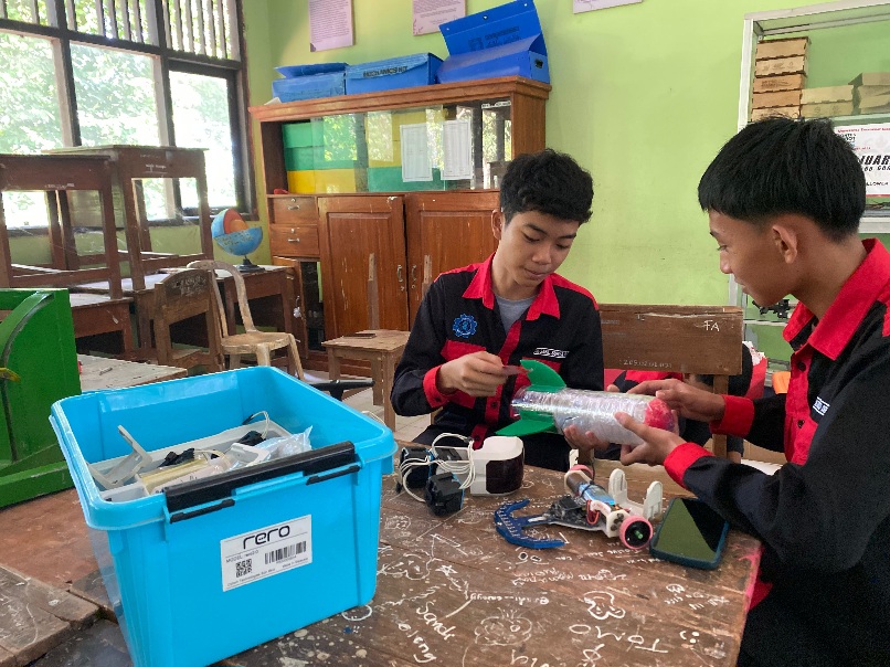 Unik, Siswa MAN 1 Pringsewu Buat Roket Air dari Barang Bekas Unik, Siswa MAN 1 Pringsewu Buat Roket Air dari Barang Bekas